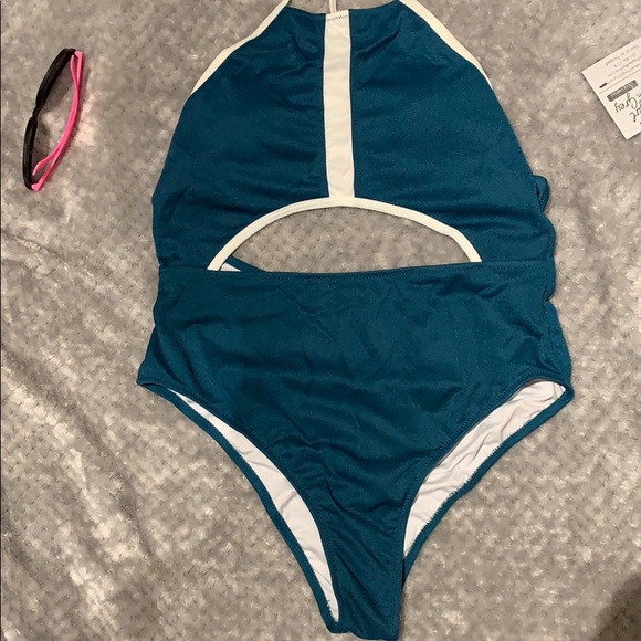 New. Cupshe one-piece with cut out. - Picture 2 of 5
